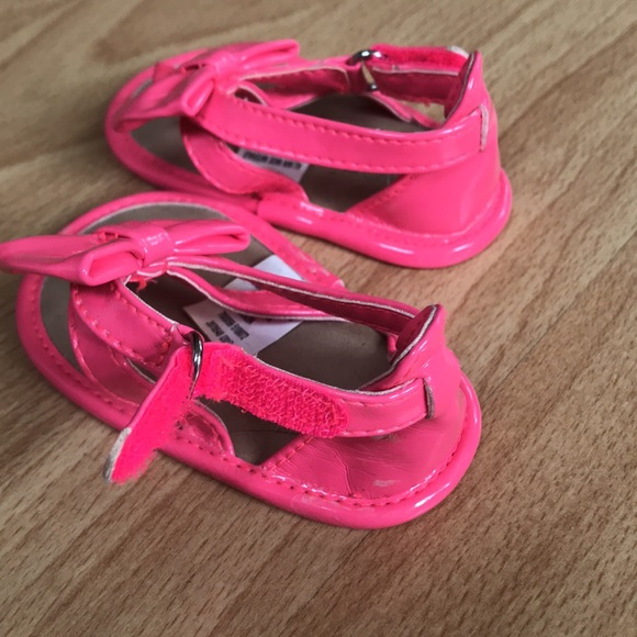 8/$25 The Childrens Place Size 3-6 month Pink Bow Sandals - Picture 5 of 6
